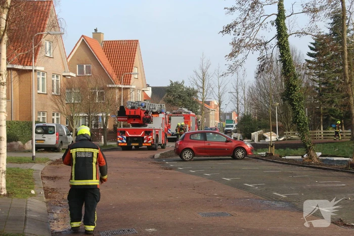Dak waait van woning
