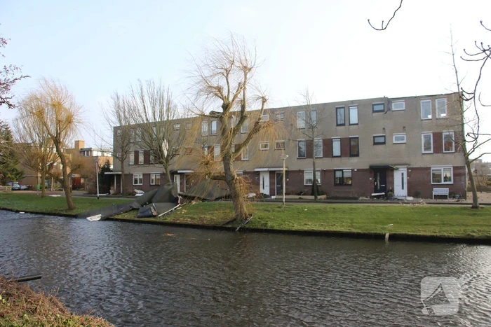 Dak waait van woning