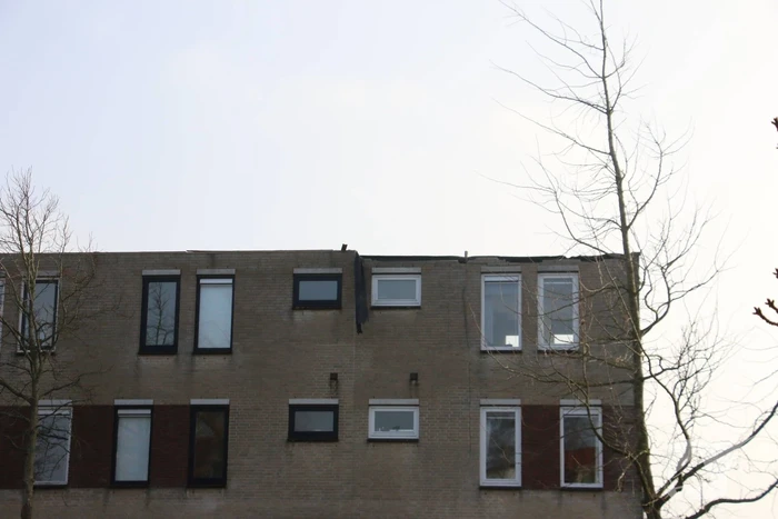 Dak waait van woning
