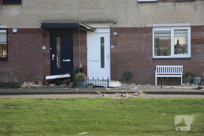 Dak waait van woning