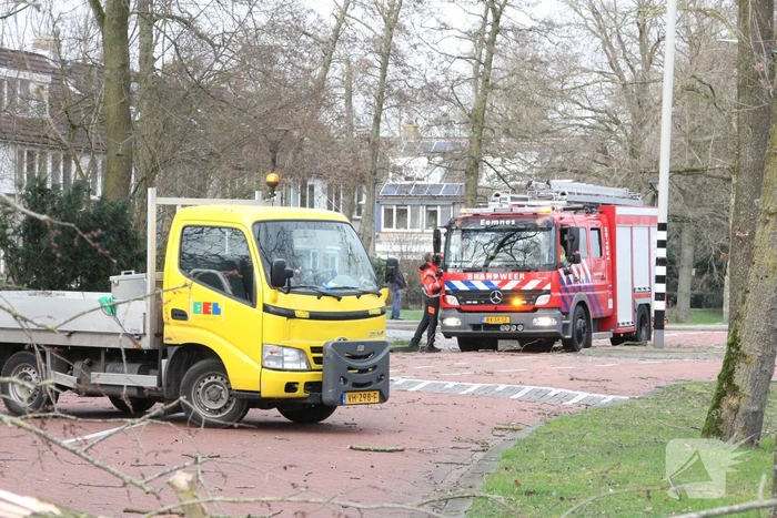Boom blokkeert weg bij winkelcentrum