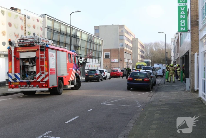 Twee gewonden nadat gevelbeplating loswaait