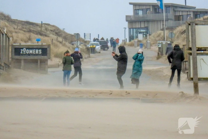 Zware storm veel bezoekers naar het strand