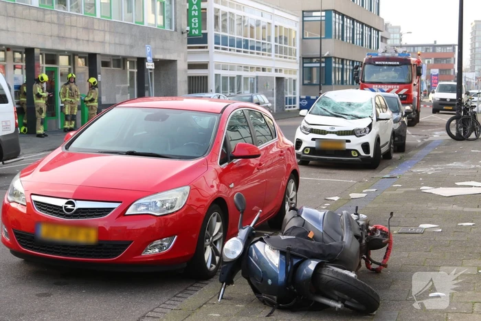 Twee gewonden nadat gevelbeplating loswaait