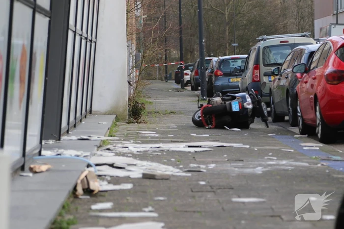 Twee gewonden nadat gevelbeplating loswaait