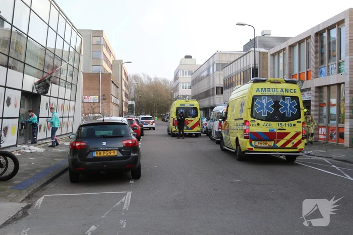 Twee gewonden nadat gevelbeplating loswaait