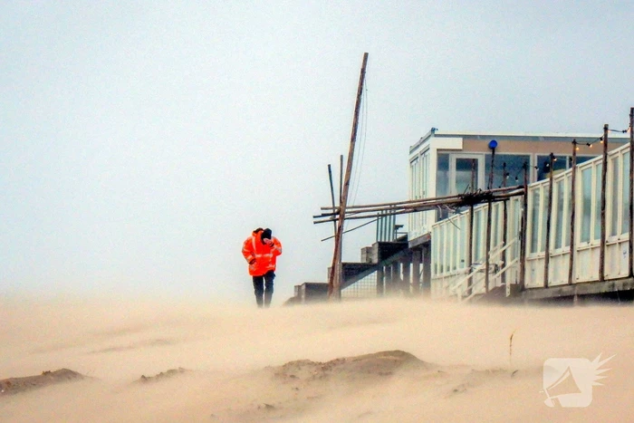 Zware storm veel bezoekers naar het strand