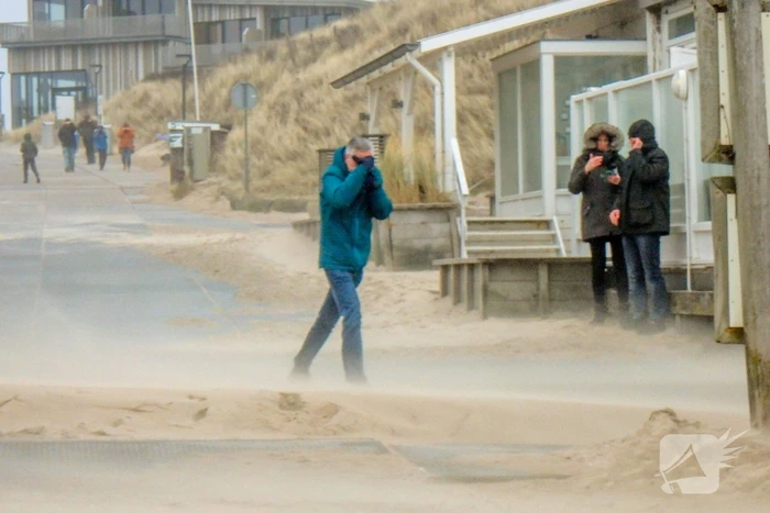 Zware storm veel bezoekers naar het strand