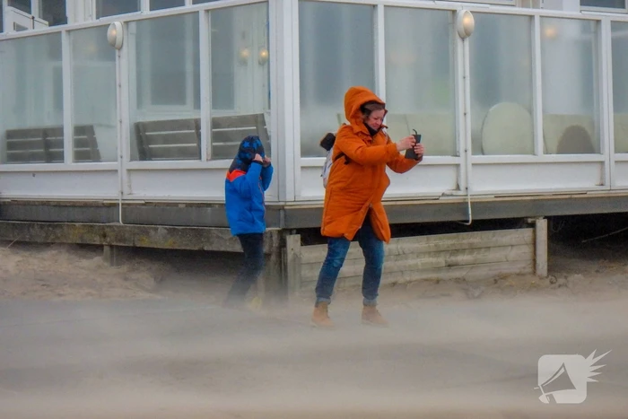 Zware storm veel bezoekers naar het strand