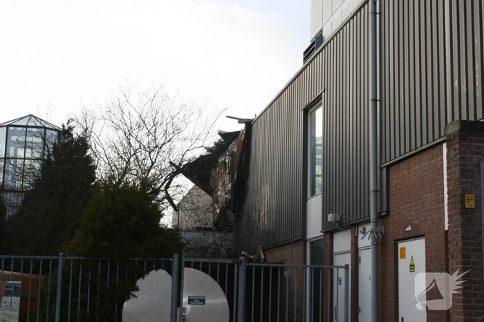 Dak waait deel van pand door storm Eunice