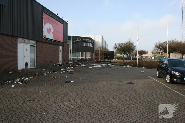 Dak waait deel van pand door storm Eunice