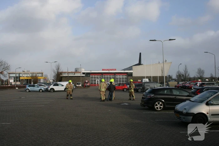 Dak waait deel van pand door storm Eunice