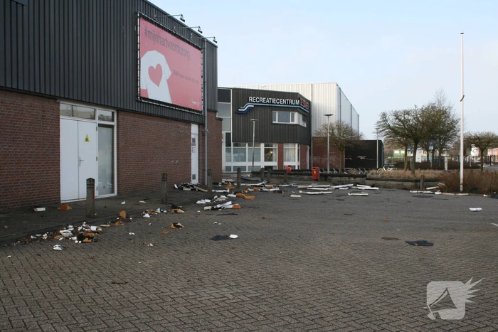 Dak waait deel van pand door storm Eunice