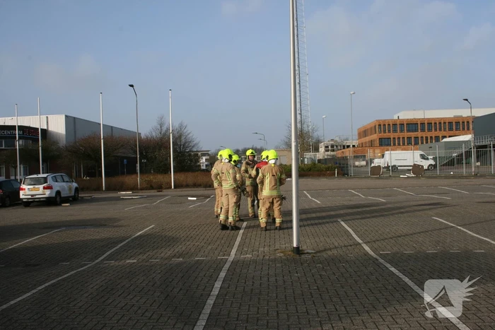 Dak waait deel van pand door storm Eunice