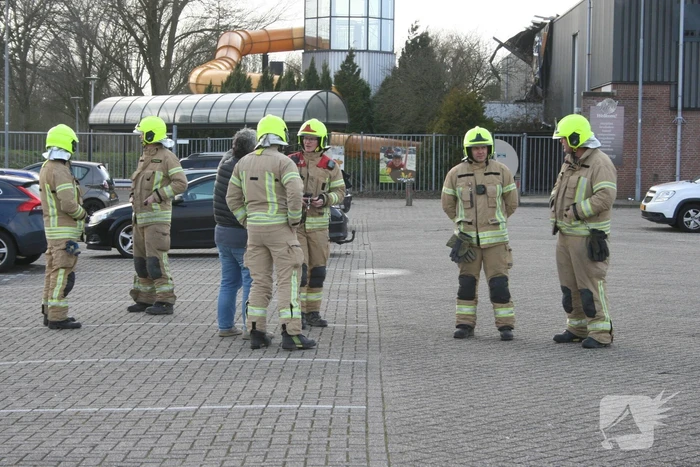 Dak waait deel van pand door storm Eunice