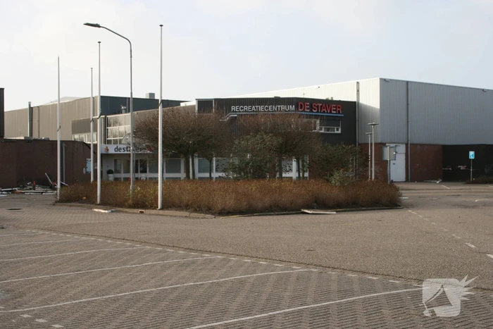 Dak waait deel van pand door storm Eunice