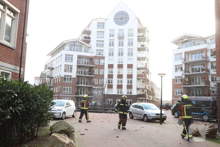 Dakpannen waaien van appartementencomplex