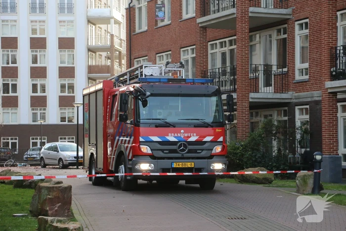 Dakpannen waaien van appartementencomplex