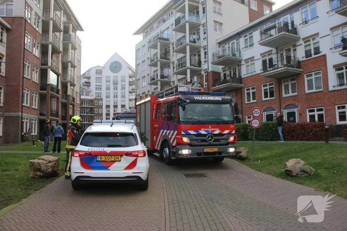 Dakpannen waaien van appartementencomplex