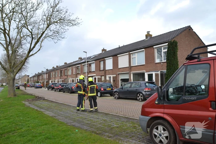 Dakgoot waait van woningen door storm Eunice