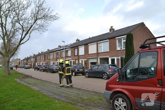 Dakgoot waait van woningen door storm Eunice