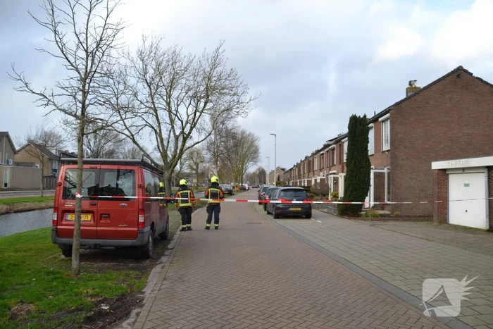 Dakgoot waait van woningen door storm Eunice