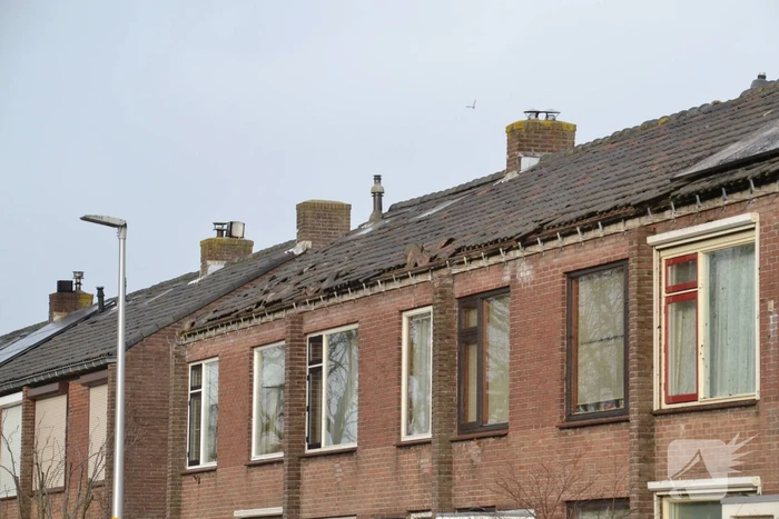 Dakgoot waait van woningen door storm Eunice