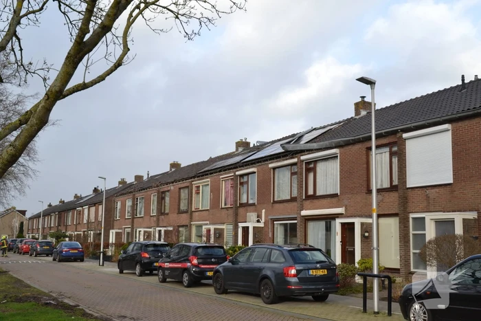 Dakgoot waait van woningen door storm Eunice
