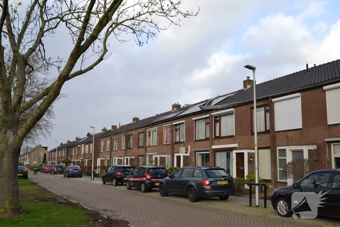Dakgoot waait van woningen door storm Eunice