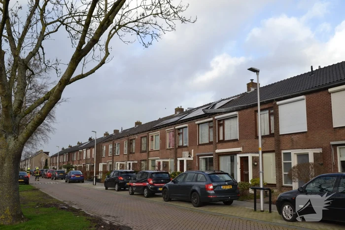 Dakgoot waait van woningen door storm Eunice