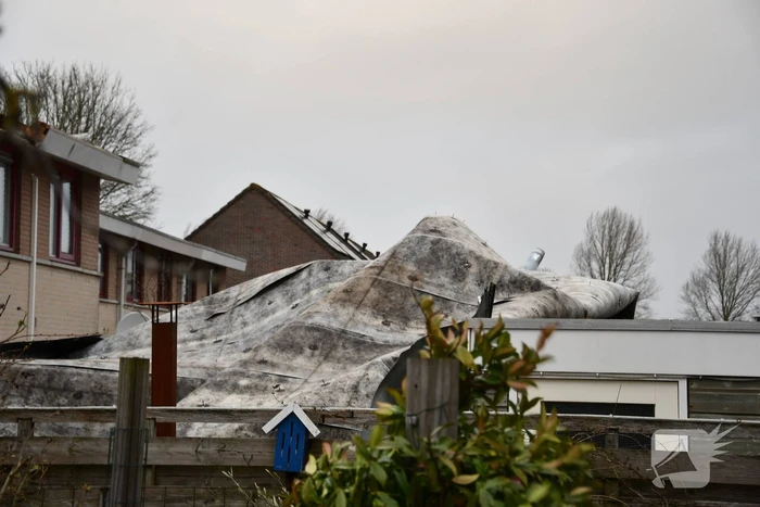 Dakbedekking waait van rijtjeswoning af