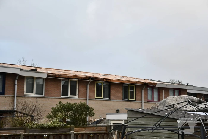 Dakbedekking waait van rijtjeswoning af