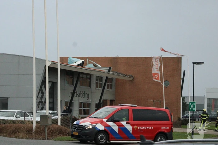 Dak waait van pand