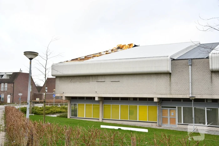Dakbeplating van pand laat los door harde wind