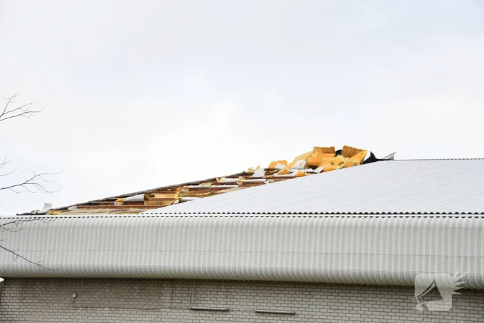 Dakbeplating van pand laat los door harde wind