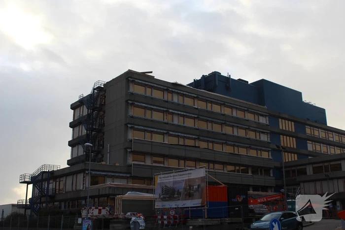 Dak waait los van ziekenhuis