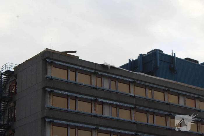Dak waait los van ziekenhuis