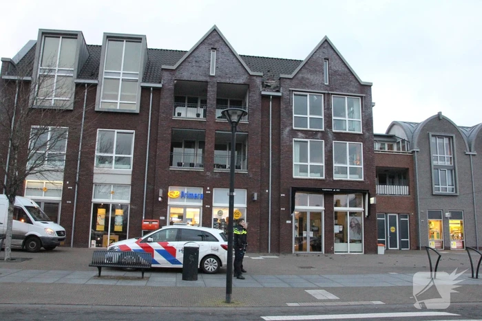Dakpannen vallen van winkelcentrum Eemnes