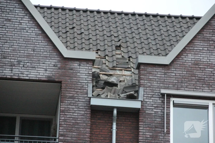 Dakpannen vallen van winkelcentrum Eemnes
