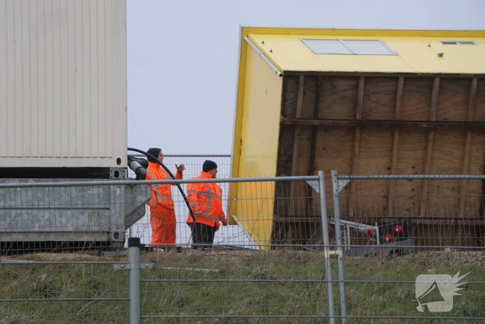 Bouwkeet waait om en belandt op wegdek