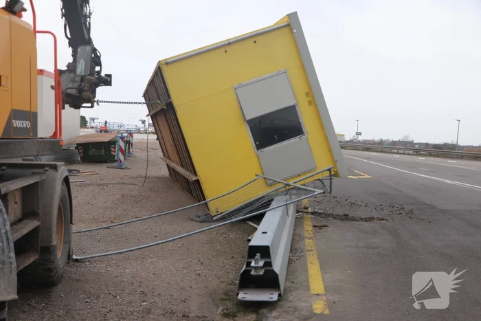 Bouwkeet waait om en belandt op wegdek