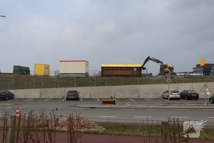Bouwkeet waait om en belandt op wegdek