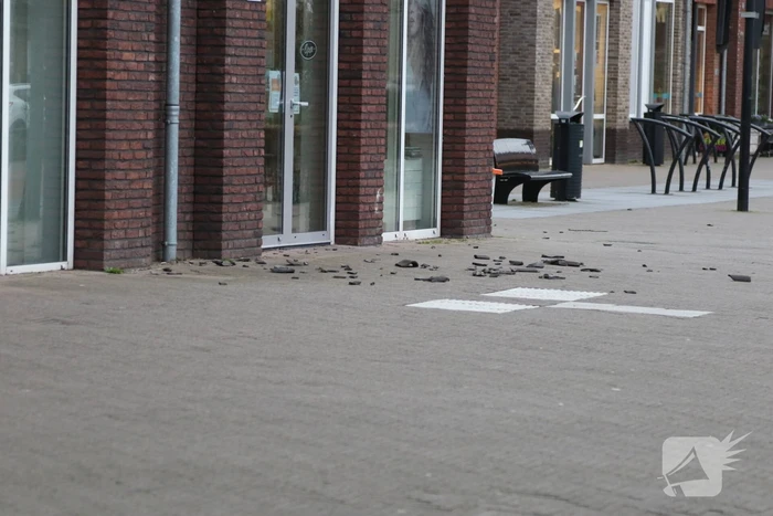 Dakpannen vallen van winkelcentrum Eemnes