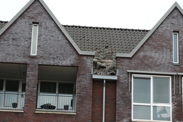 Dakpannen vallen van winkelcentrum Eemnes