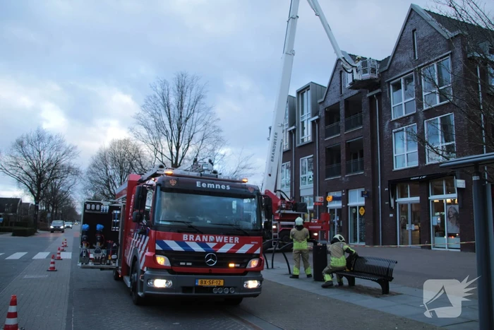 Dakpannen vallen van winkelcentrum Eemnes
