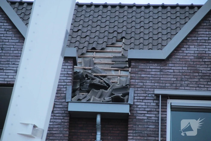 Dakpannen vallen van winkelcentrum Eemnes
