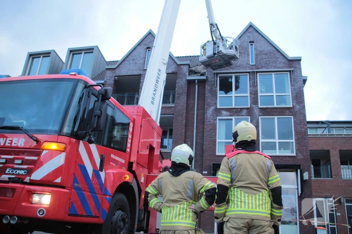 Dakpannen vallen van winkelcentrum Eemnes