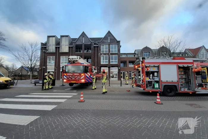 Dakpannen vallen van winkelcentrum Eemnes
