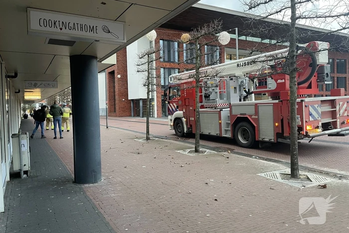 Dak van gemeentehuis los door harde wind