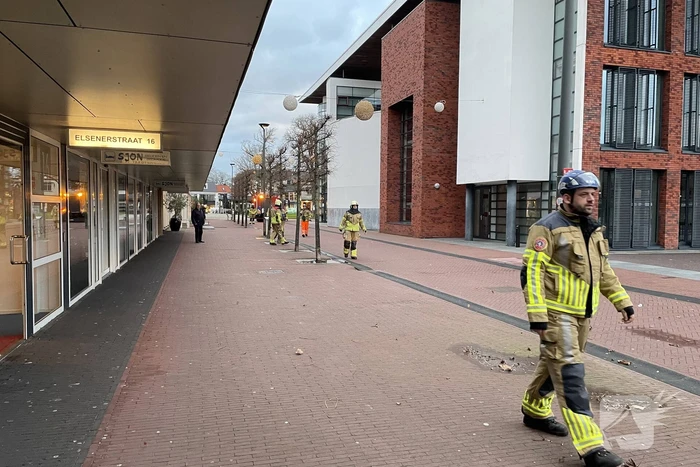 Dak van gemeentehuis los door harde wind